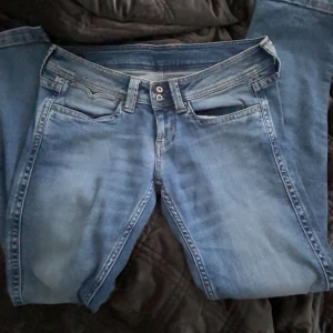 Pepe jeans!  - Hejj, säljer mina pepe jeans som jag köpte på plick, de var lite för stora på mig så jag tänkte sälja dem! 🥰 de ser helt nya ut, super bra kvalitet❤️