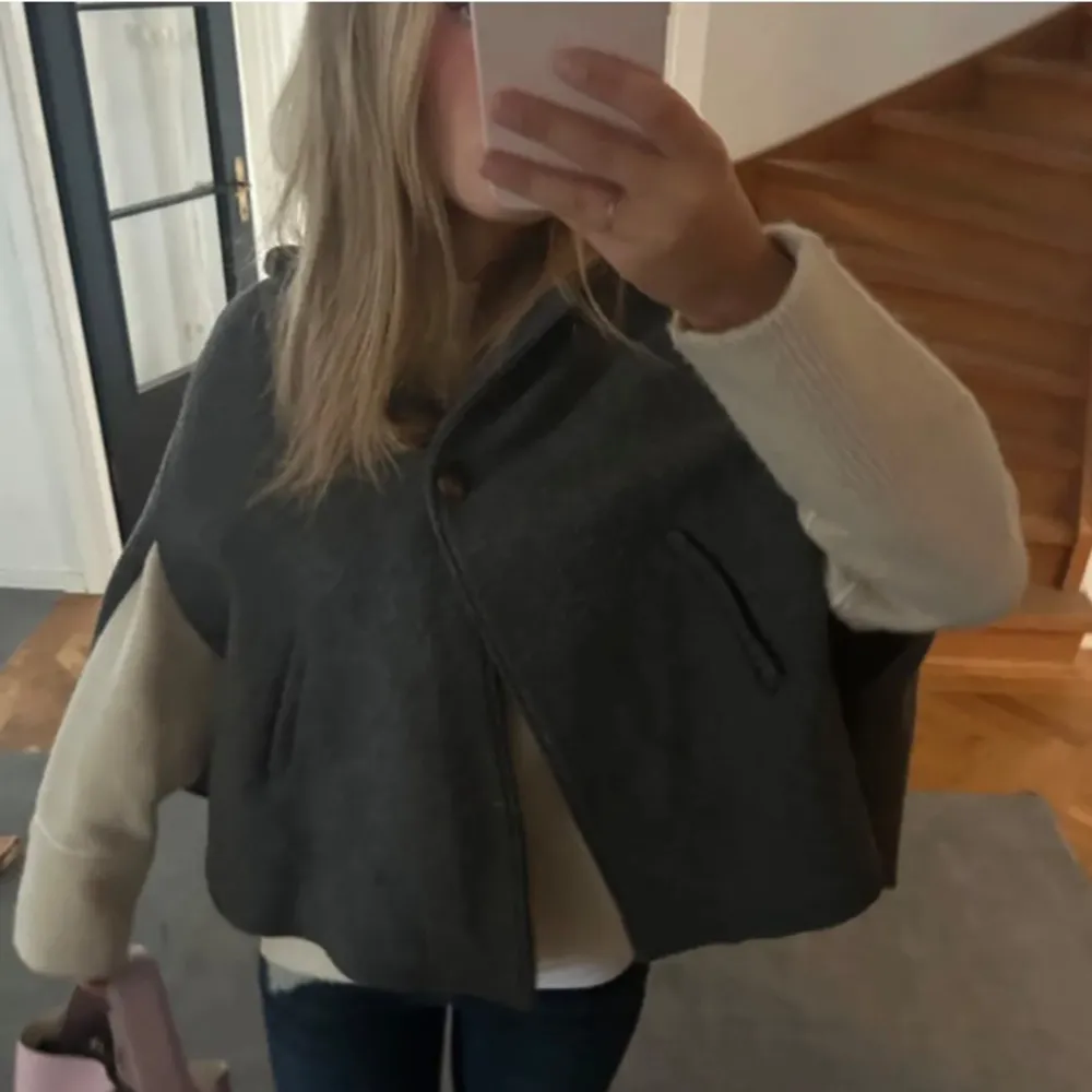 Jätte fin cape från Zara! Likadan som Filippa montán. Skriv för egna bilder💗Pris kan diskuteras vid snabb affär. Jackor.