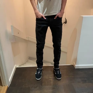 Lee jeans  - Tja säljer nu mina gamla lee jeans. Jeansen är i väldigt bra skick utan några defekter. Har du några frågor eller funderingar hör av dig 