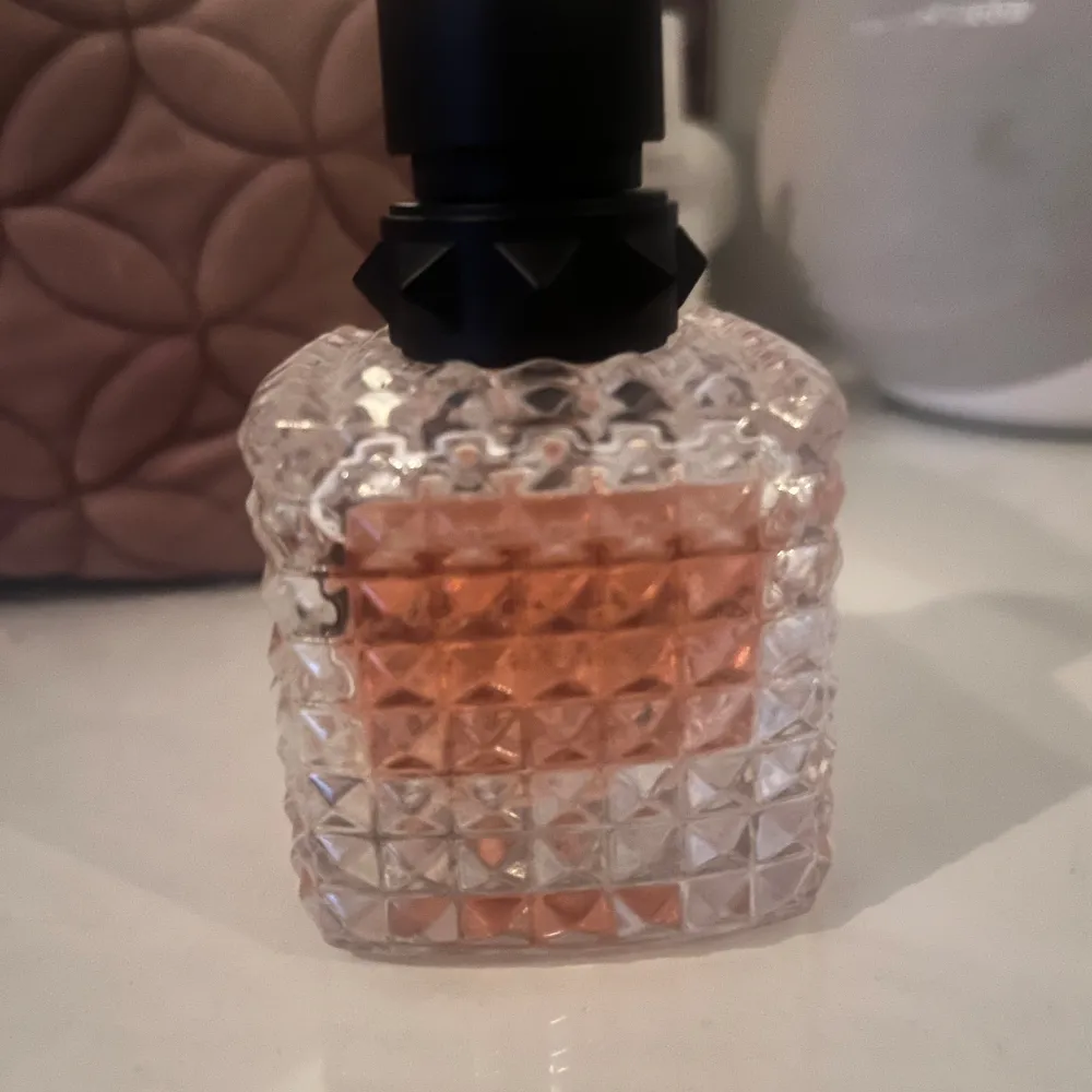 Valentino - donna born in roma😍 Knappt använd, se på bild 2 hur mycket som finns kvar. Originalpris för 50ML 1400kr. Skönhet.