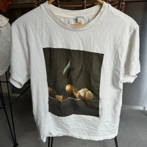 T-shirt - T-shirt med tryck från monki, storlek s