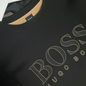 Hugo Boss sweatshirt black gold  - Bra skick ! Köptes för 1500kr  Priset kan förhandlas