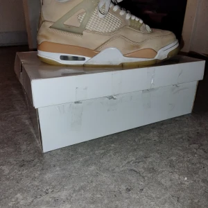 Jordan 4 - Jordan 4 shimmer ny pris 5999kr mitt pris 1899kr köpta på GOAT i gott skick 7/10 säljer på grund av behov av pengar. kom med prisförslag vid snabb affär skickas inom 1 dag