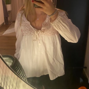 Ljusrosa Odd Molly blus  - Jätte fin ljusrosa Odd Molly blus🩷 Vet inte riktigt vad storleken är, det står 2 i den men skulle säga att den passar S/M🎀