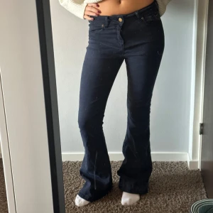 Coola lois jenas - Snygga lois jeans med en unik cool färg. Jätte fina och gör en outfit mer unik!