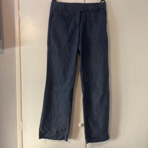 snygga lågmidjade kostymbyxor  - väldigt fina lågmidjade kostymbyxor i bra skick med detaljer på bakfickorna!