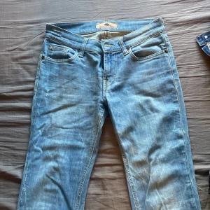 Lågmidjade bootcut - Så himla fina bootcut jeans, var mina favoriter länge men har blivit för små nu tyvärr:/ Dom är köpta second hand men är i toppen skick!! Strl 28 i midjan!