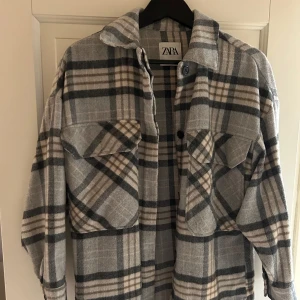 Höstjacka från zara  - Skjort-jacka från zara, strl XS. Använd väldigt begränsat men har hunnit bli lite lite nopprig. 