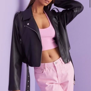 Croppad skinnjacka - Skinnjackan är i gott skick inga skador eller smuts på den