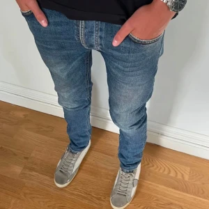 Nudie jeans - Hej jag säljer dessa nudie jeans i storlek 2932 och i modell Tilded Tom. De har såklart inga defekter och väldigt bra skick. Bra pris och jag ger snabb leverans. Möjlig prissänkning aktuell om du gör snabbt köp