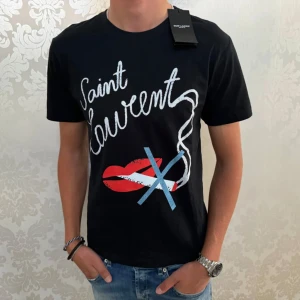 Saint Laurent T shirt  - Tja, säljer nu min saint Laurent t shirt som knappt är använd. Lapp och påse ingår. Pris går att diskuteras. Inga byten. 