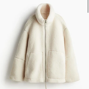 Teddyjacka hm - Den utsålda Teddy/pile jackan från hm. Helt oanvänd med lappar kvar. Kan även byta mot en i xs💞