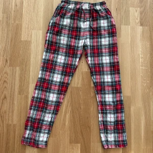 Pyjamasbyxor - Pyjamasbyxor från Cubus herravdelning i storlek s. Något noppriga annars fint skick
