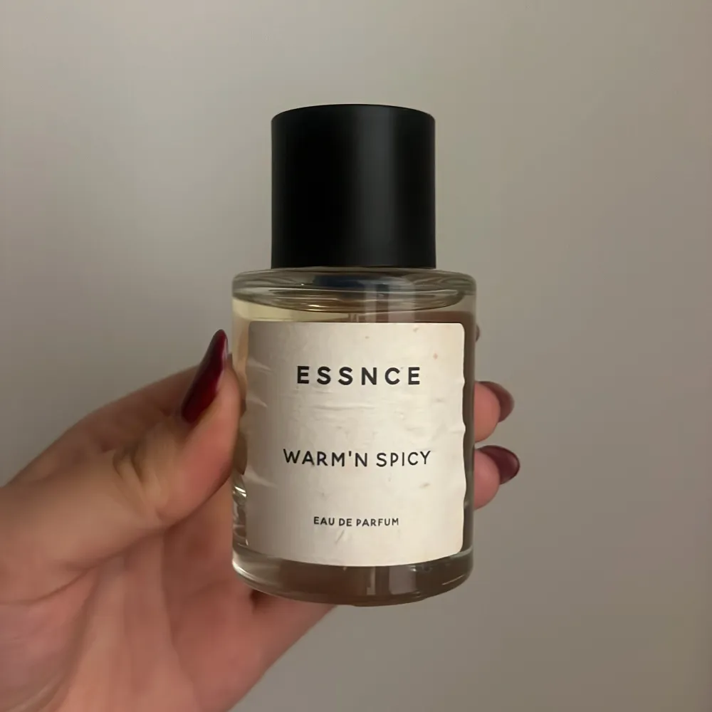 Säljer en flaska Essnce Warm'n Spicy Eau de Parfum. Doften är varm och kryddig, perfekt för höst och vinter. Endast några sprut som jag använt av denna. . Parfym.