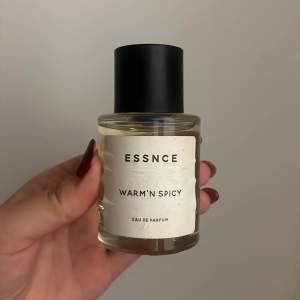 Säljer en flaska Essnce Warm'n Spicy Eau de Parfum. Doften är varm och kryddig, perfekt för höst och vinter. Endast några sprut som jag använt av denna. 