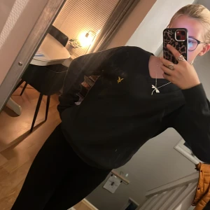  Fin grå lyle & scott  - Ny lyle & scott tjock tröja, som ny bra skick användit väldigt lite perfekt till vilken outfit som helst 