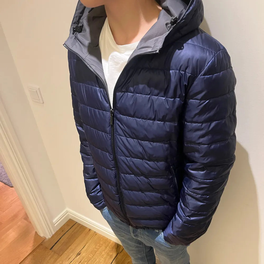 En sjukt fet reversibel dunjacka / windbreaker från massimo dutti i väldigt fint skick, perfekt för höst och vinter. Storlek M men sitter som S. Hör av er vid frågor!. Jackor.