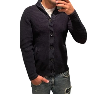 Cardigan tröja  - Säljer denna riktigt snygga tröjan perfekt nu inför hösten och vintern! 