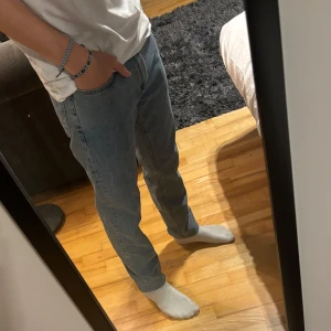 Blå jeans från Taktil - Säljer ett par snygga blå jeans från Taktil. Modellen heter William Tapered och har en modern passform som smalnar av nedtill. Perfekta för både vardag och fest! Köpt på volt för något år sedan, knappt använt dom. Storlek W29 L30