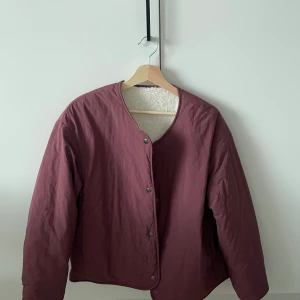 Uniqlo jacka - Jacka från Uniqlo som kan bäras på två olika sätt. Köpt second hand men endast testad av mig då den ej passade. Inga defekter, fint skick! Stl M