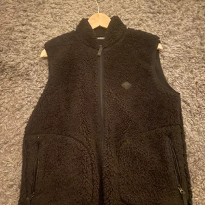 J.Lindeberg - Säljer min J.Lindeberg Väst som inte har kommit till så mycket användning då jag köpte den på vintern och växte ur den, nästintill ny skick inga defekter och är väldigt varm. Skriv vid funderingar