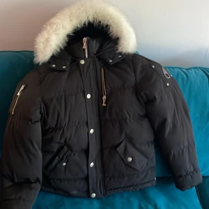 Moose Knuckles  - Orginal Jacka köpt för +3 år sedan inget kvitto finns tyvärr därför sitter priset så lågt. Du kan även komma och ta en titt på den i verkligheten👍