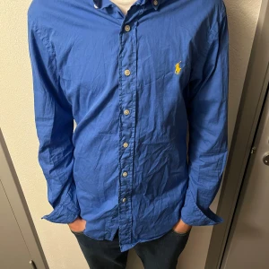Ralph lauren skjorta - Säljer fin ralph lauren skjorta. Fint skick endast ostruken. Extremt Grisch och fin färg.