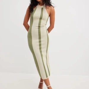 Grön randig klänning  - Grön randig klänning från NAKD. Nypris 799kr. Storlek XS men passar även S. Helt ny, levereras med prislapp i originalförpackning.