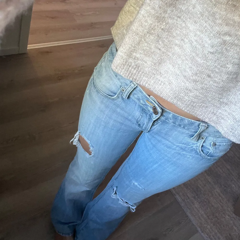 Jätte snygga lågmidjade jeans , skriv för mått eller fler bilder💞. Jeans & Byxor.