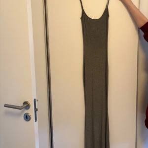 Skims klänning  - Skims klänning i grå i den långa med korta axelband super fin bra skick 