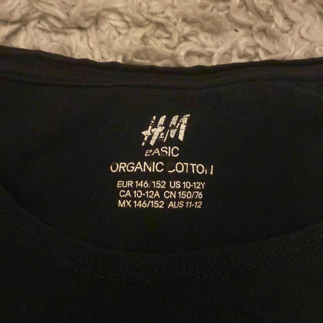 Säljer en svart basic tröja från h&m  - 90
