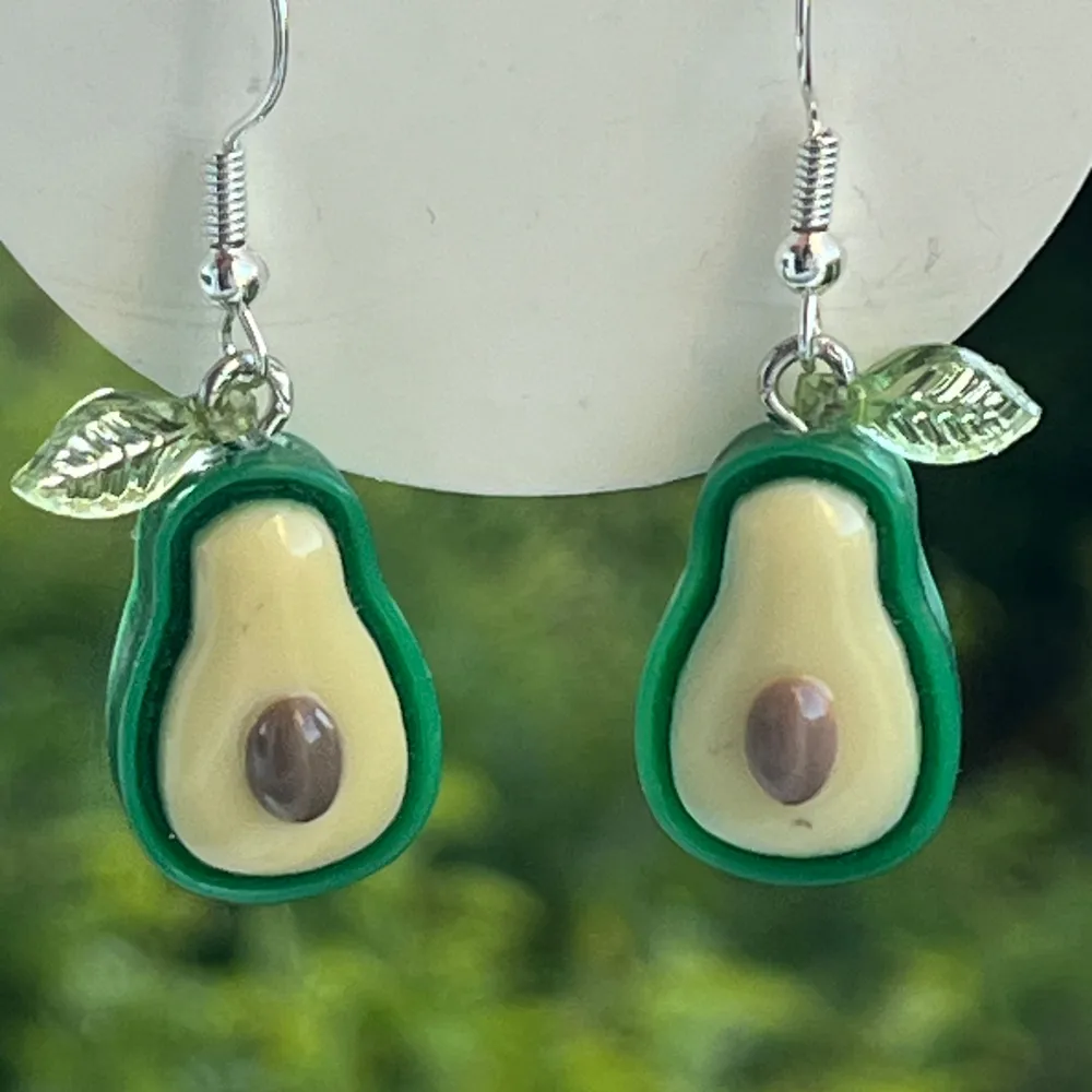 Handmade avocado earrings.🎀. Accessoarer.