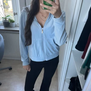 Ljusblå hoodie med dragkedja - Säljer en supermjuk och bekväm ljusblå hoodie med dragkedja framtill. Perfekt för en avslappnad stil och passar till alla tillfällen. Den har en praktisk ficka på magen och en skön huva. Perfekt för kyliga dagar eller mysiga hemmakvällar!