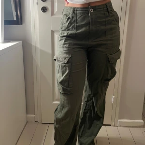 Cargo byxor - Gröna cargo byxor i mycket gott skick från Bershka! Storlek 36
