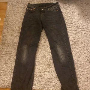 hej säljer ett par super snygga jeans från weekday  - Size 25/32 passar en ungefär 160 uppåt,low waist/mid waist lite stora i storleken🫶🏻