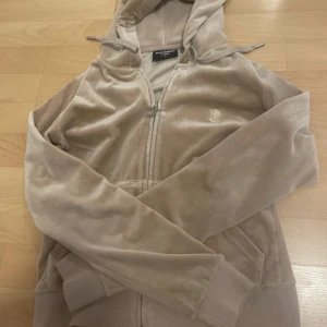 Juicy Couture Kofta - Jättefin beige juicy couture kofta i storlek S, säljer pga att jag inte använder den. Skriv gärna för fler bilder!