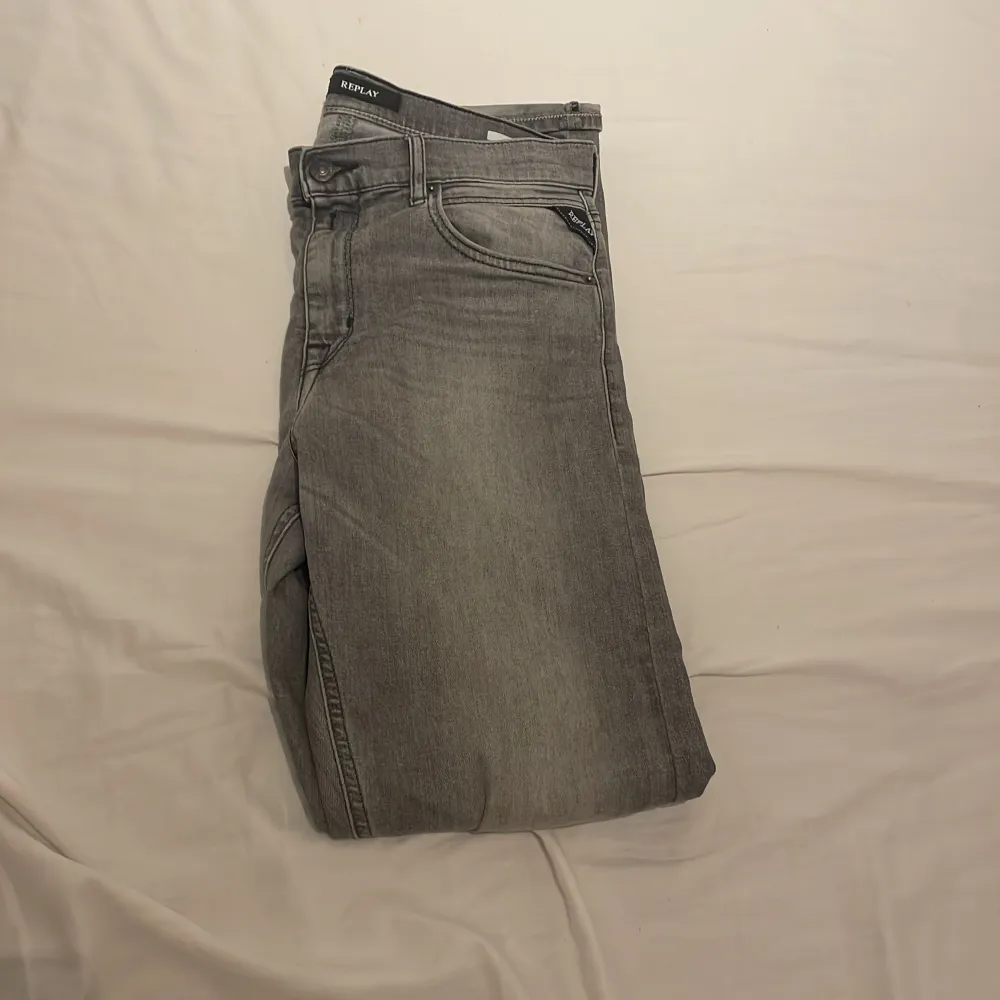 Säljer ett par sköna Replay Jeans i storlek 166 , om du är orsäker på om dom passar dig eller inte är det bara att skriva så kan jag säga. Säljs pga jag inte använder de längre.. Jeans & Byxor.