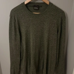 Oscar Jacobson sweatshirt - I princip helt oanvänd Oscar Jacobson sweatshirt. Grön/grå Storlek L med riktigt skön passform. 