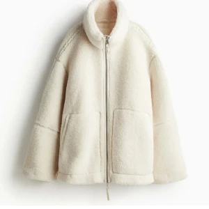 teddy jacka - intressekoll på min teddy jacka!!första bilden är en annan men den är nästan likadan!! (se andra bild) sistq bild är min. endast använd en gång. tror den är slutsåld. kom med prisgörslag!!