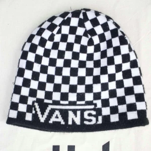 Vans mössa  -  Denna väldigt coola mössa kan vändas på båda hållen.  bra nu till vintern!!