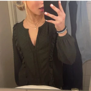 Zara blus - Säljer denna skit snygga blusen från Zara, säljer då jag inte använder den längre!💙 
