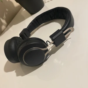 Hörlurar  - Ett par hörlurar som funkar men är sliten och behövs Samsung ladddae för att ladda.  Måste ha egna Samsung laddare för att det ska funka att ladda!