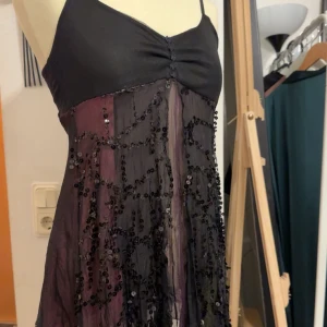 Vintage tröja - Vintage linne från 90-talet, har inte använts på över 20 år. Undertyget är Lila/rosa på ena håller och grön på andra hållet. Justerbara band. Storlek S.