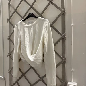 Tröja zara - Vit tröja med långa ärmar och en twist-detalj i fram. Tröjan är i en mjuk och bekväm kvalitet. Den är välanvänd men ändå i fint sick