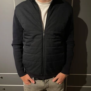 Massimo Dutti Cardigan - Sjukt najs Massimo Dutti cardigan. Passar perfekt nu till hösten. Storlek M. Tveka inte på att skriva!