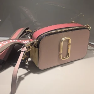 Marc Jacobs Snapshot - Säljer min sparsamt använda Marc Jacobs Snapshot. Nypris 4400 kr