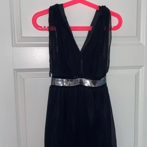 Fin glittrig klänning - Fin svart klänning med en glitter rand, använde inte och därför säljer jag den