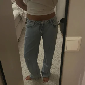 Low straight jeans - Jättefina low waisted straight jeans från Tommy hilfiger⭐️ säljer då de är för små!