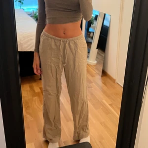 Linnebyxor  - Fina linnebyxor som använts fåtal gånger. Mycket bra skick. Mörkbeiga/gråa och jättebevkäma❣️