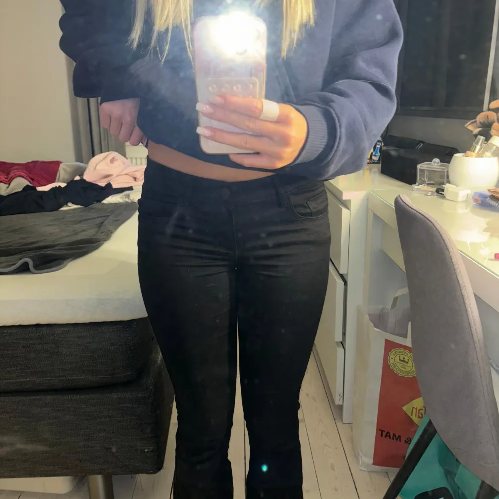 Säljer ett par svarta jeans från ONLY i storlek XS/30. De är lågmidjade och har en flared stil som ger en snygg siluett. Perfekta för både vardag och fest! det är modellen onlroyal low waist sweet - flared . Farkut & Housut.